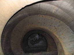 Spiralne schody w obiekcie 765