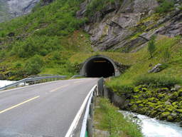 Tunel Fjaerlands przy drodze numer 5
