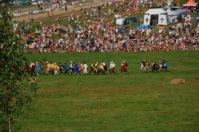 Drużyna pieszych wojów wbiega na pole bitwy.