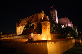 Zamek w Malborku nocą.